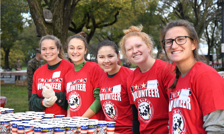 teen volunteers handed cups of water to runners at the 2018 Marine Corps Marathon