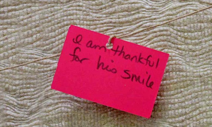 Note hanging on yarn - I am thankful for his smile