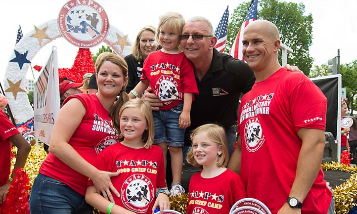 Robert Irvine and TAPS volunteer