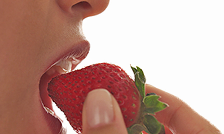 woman eating apple