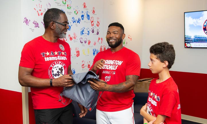 Nationals' Howie Kendrick meets with TAPS Families 