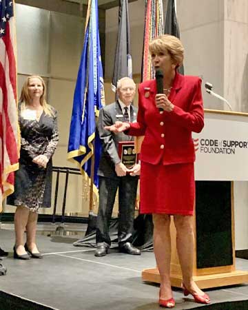 Lynda Davis speaks at award ceremony